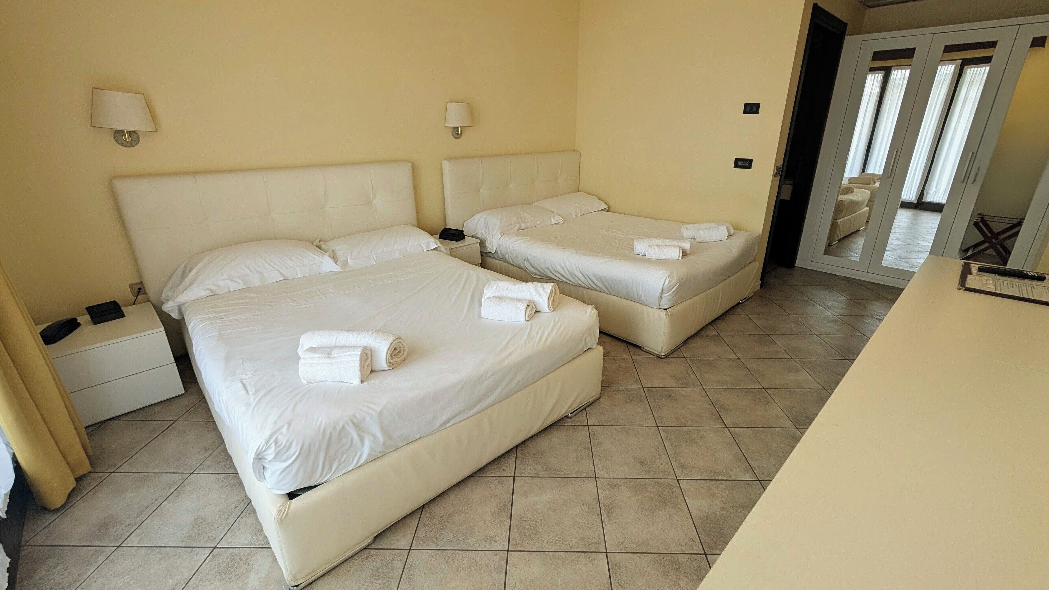 ห้องแฟมิลี่สำหรับสี่ท่าน, เตียงใหญ่ 2 เตียง, ชั้นล่าง | ตู้นิรภัยในห้องพัก, ห้องเก็บเสียง, Wi-Fi ฟรี, ผ้าปูที่นอน