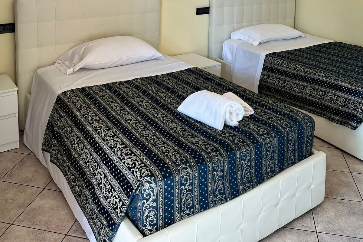 Basic Quadruple Room, 2 Katil Kelamin (Double), Ground Floor | Peti besi dalam bilik, kalis bunyi, Wi-fi percuma, cadar katil