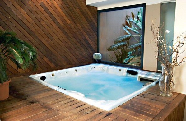 Indoor spa tub