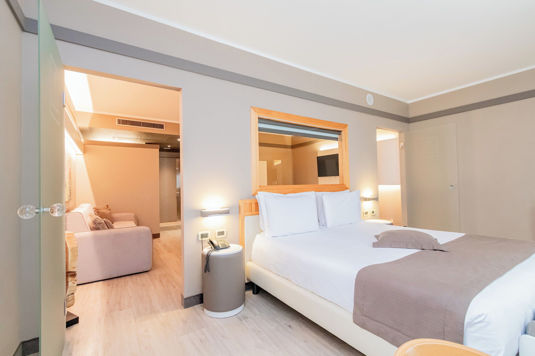 Allergitestet sengetøy, dundyner, minibar og safe på rommet