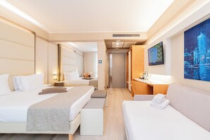 Tremannsrom – premier | Allergitestet sengetøy, dundyner, minibar og safe på rommet