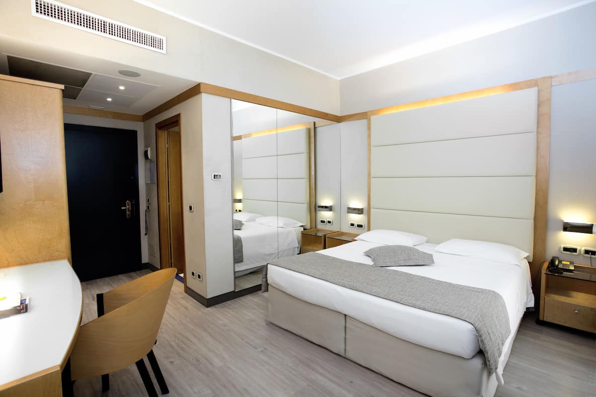1 bedroom, hypo-allergenic bedding, down comforters, minibar