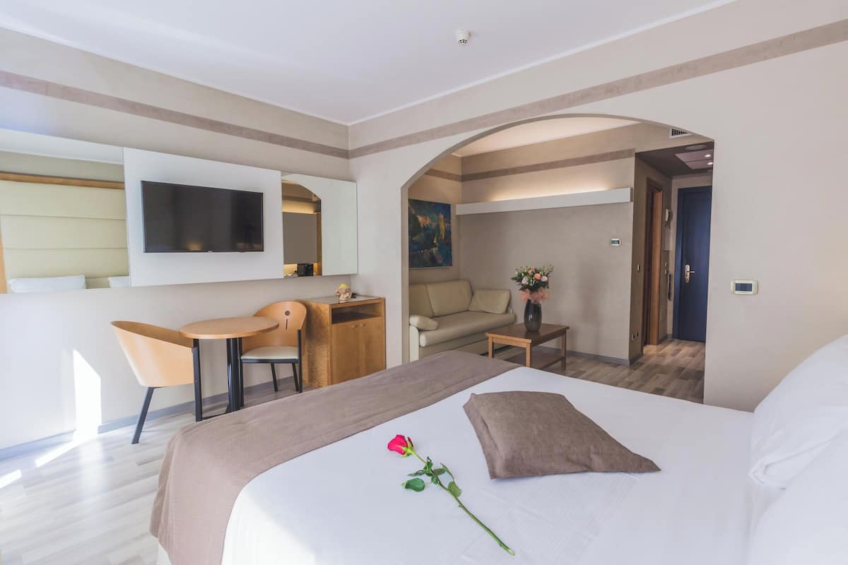 Junior Suite, 1 King Bed, Non Smoking | 1 bedroom, hypo-allergenic bedding, down comforters, minibar