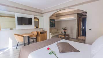 Suite junior, 1 cama de matrimonio grande, no fumadores | Ropa de cama hipoalergénica, edredones de plumas, minibar y caja fuerte