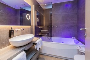 Amenidades de baño gratuitas, secadora de cabello, toallas, jabón 