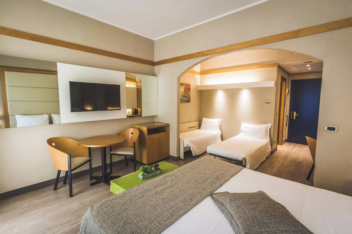 1 bedroom, hypo-allergenic bedding, down comforters, minibar