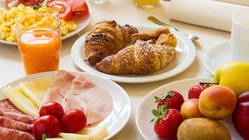 Daily cooked-to-order breakfast (EUR 15 per person)
