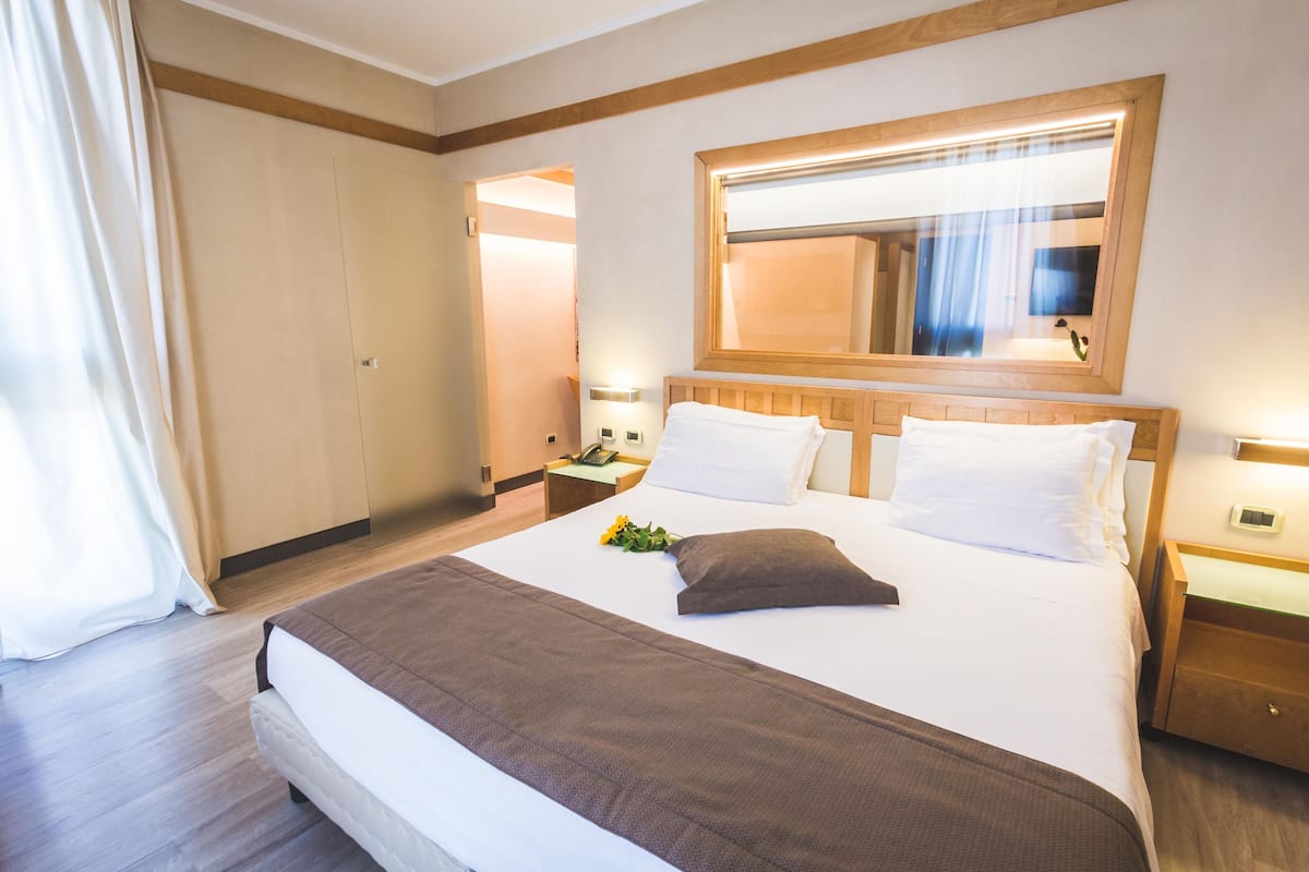 Suite, 1 King Bed, Jetted Tub | 1 bedroom, hypo-allergenic bedding, down comforters, minibar