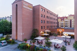 Front of property - evening/night - Hotel Michelangelo (Sassuolo)