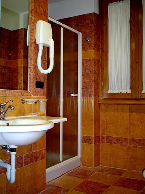 Habitación clásica doble | Baño | Ducha, artículos de higiene personal gratuitos, secador de pelo y bidé