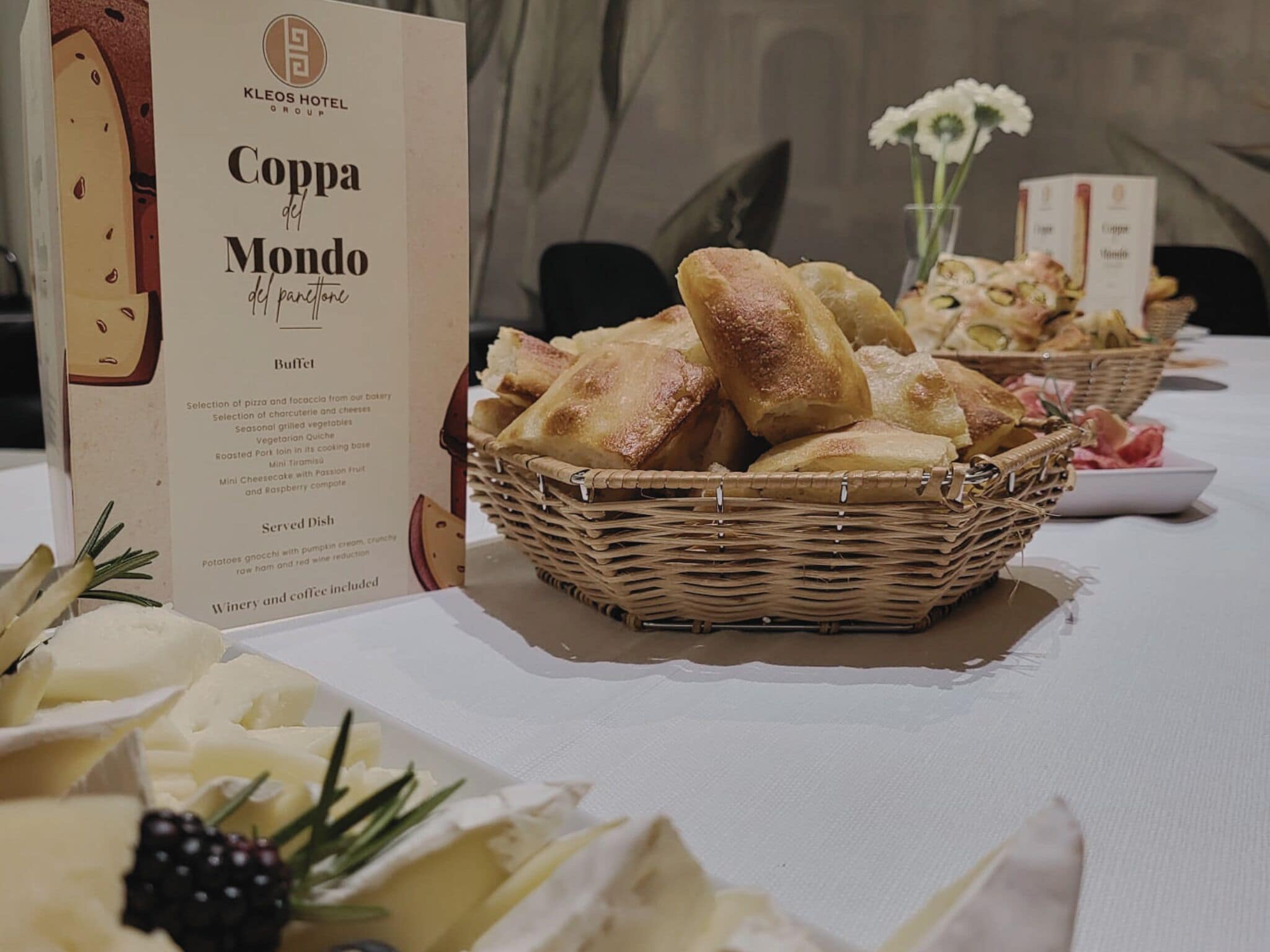 Une table avec un menu intitulé « Coppia del Mondo » et un panier de pain.