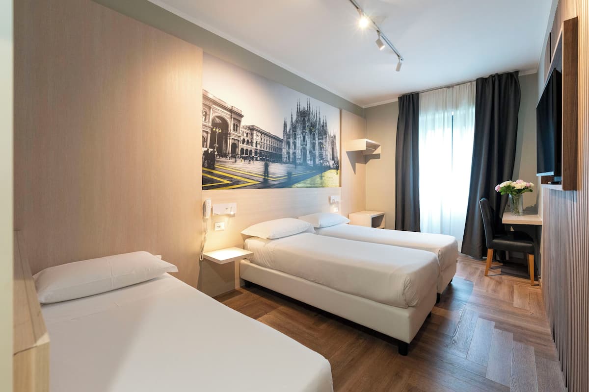 Deluxe Room | Minibar, in-room safe, desk, blackout drapes