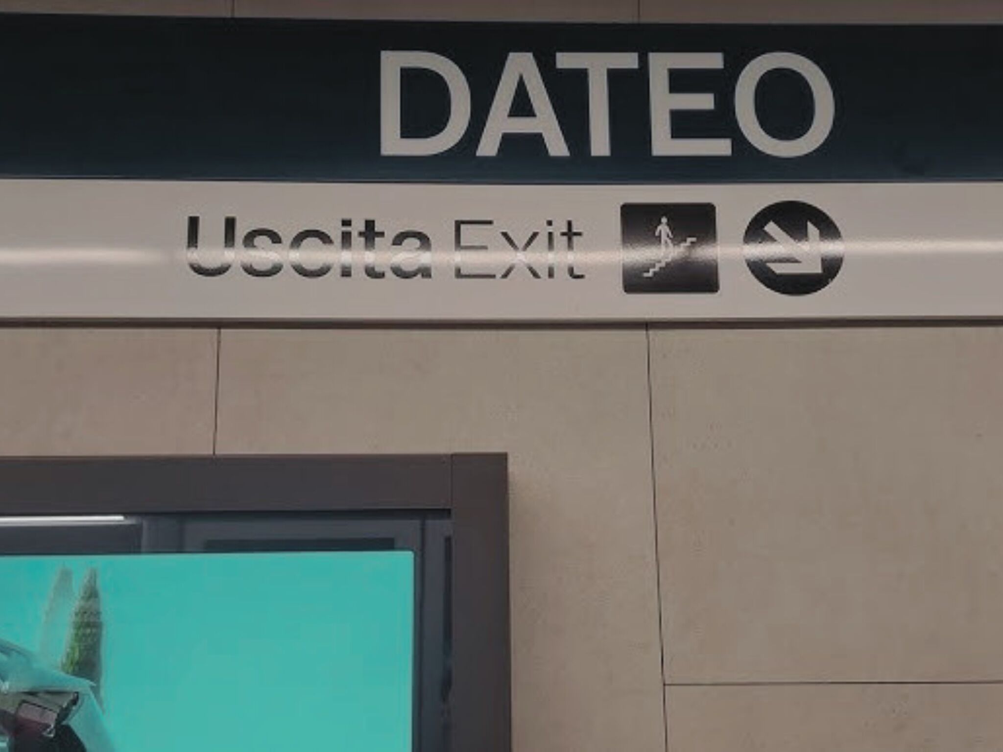 A sign with 'DATEO' and 'Uscita Exit' indicating an exit point.