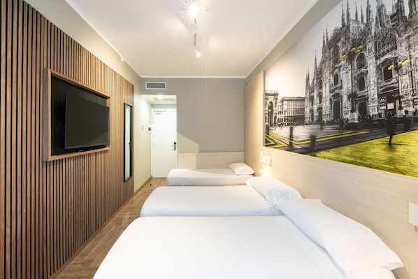 Deluxe Room | Minibar, in-room safe, desk, blackout curtains