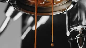 Et nærbillede af en kaffemaskine, der serverer espresso.