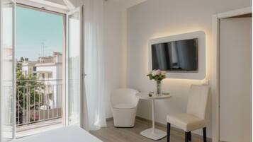 Dobbelt- eller tomannsrom – premium | Minibar, safe på rommet, skrivebord og blendingsgardiner