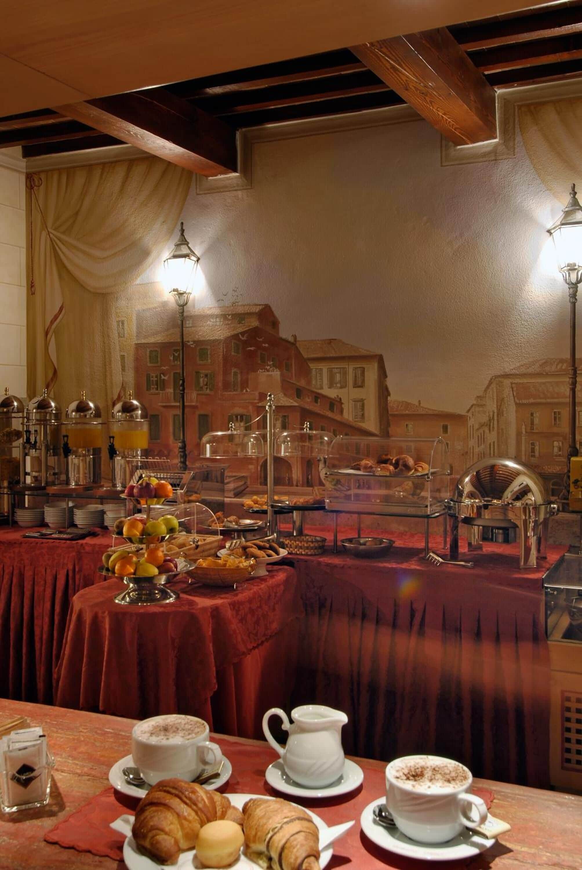 朝食 (ビュッフェ)、毎日提供 (1 名様 12.00 EUR)