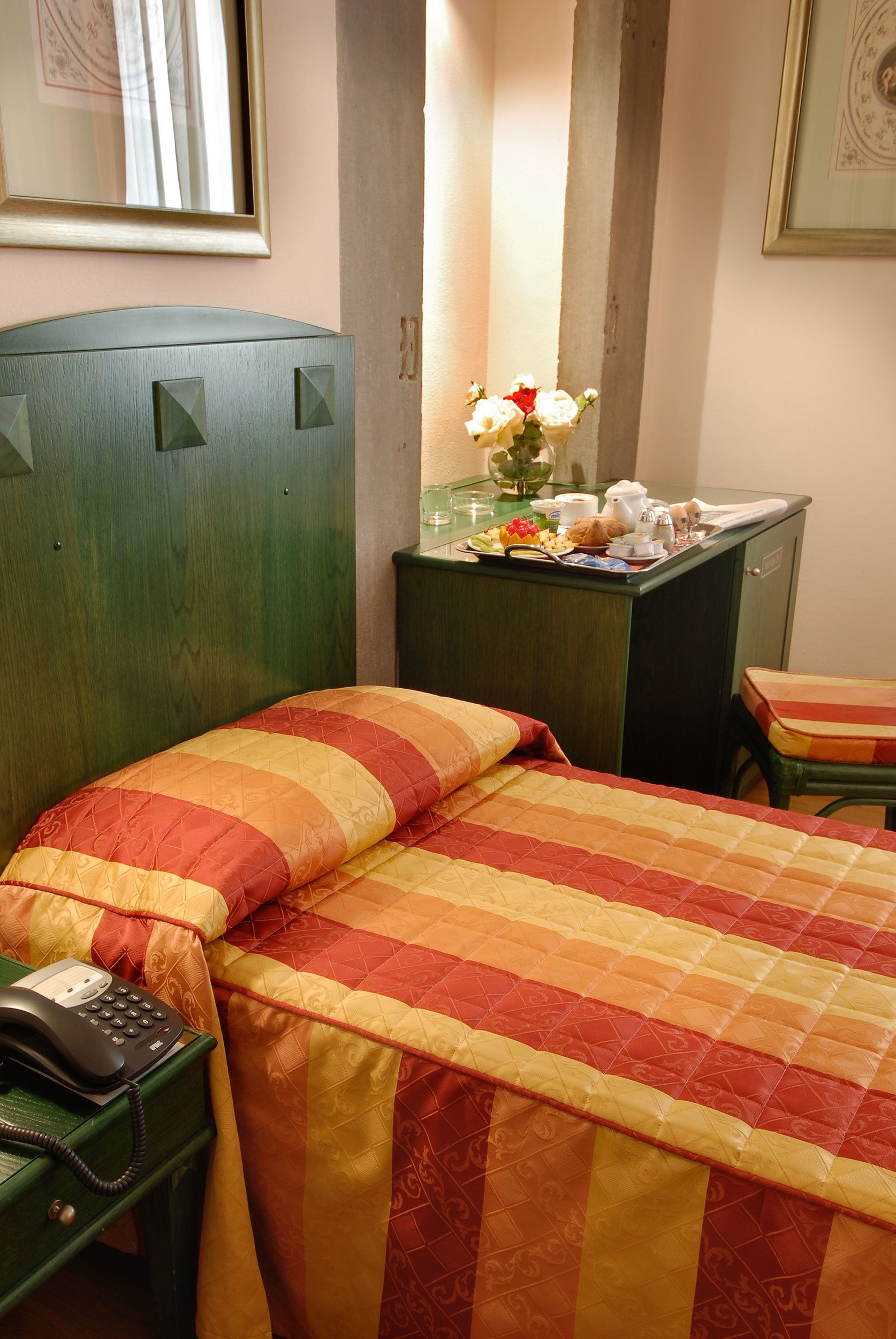 single room | minibar, in-room safe, desk, cots/infant beds