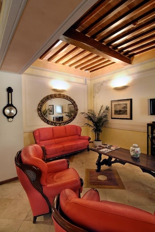 Sala de estar en el lobby. Hotel Bologna