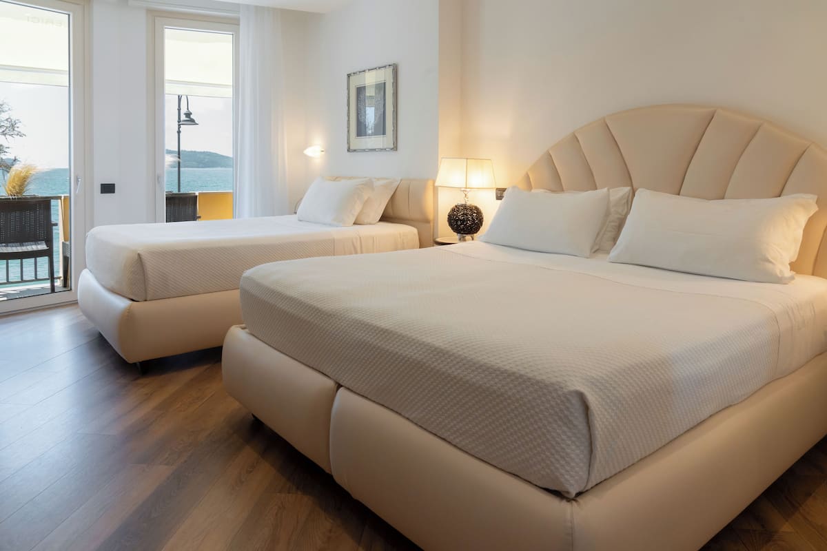 Superior driepersoonskamer, meerdere bedden, uitzicht op zee | Luxe beddengoed, een minibar, een kluis op de kamer, een bureau