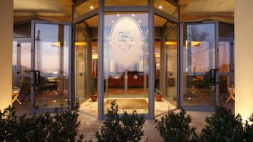 Fachada da propriedade à noite