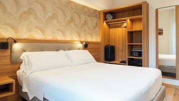 Quarto casal econômico | Roupas de cama premium, frigobar, cofres nos quartos, escrivaninha