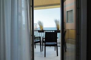 Quarto casal superior, 1 cama King, vista para o mar | Roupas de cama premium, frigobar, cofres nos quartos, escrivaninha