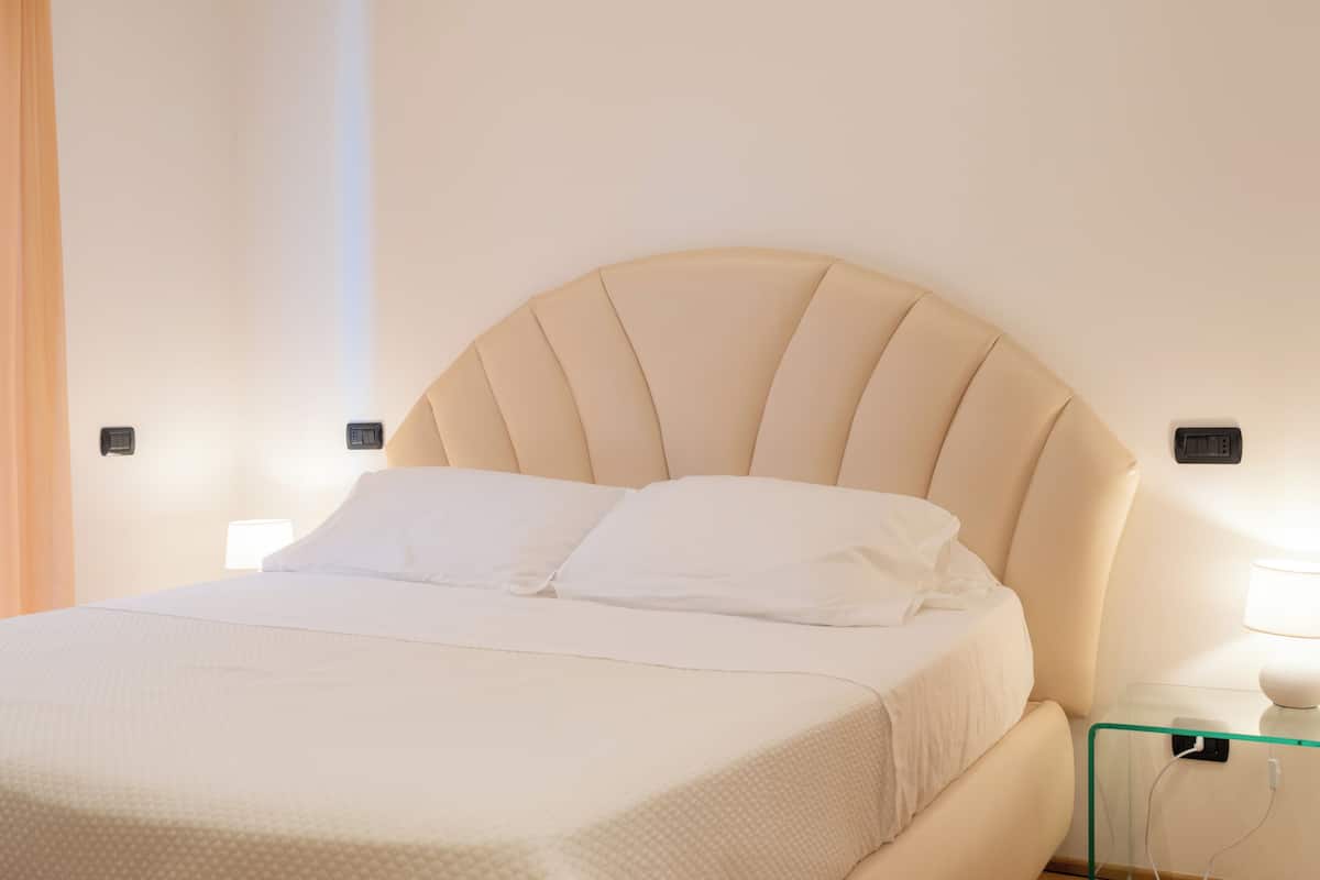Standaard tweepersoonskamer, 1 kingsize bed | Luxe beddengoed, een minibar, een kluis op de kamer, een bureau