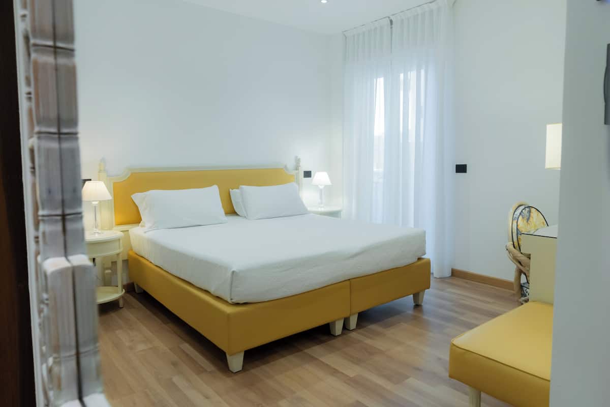 Superior tweepersoonskamer, 1 kingsize bed, gedeeltelijk uitzicht op zee | Luxe beddengoed, een minibar, een kluis op de kamer, een bureau