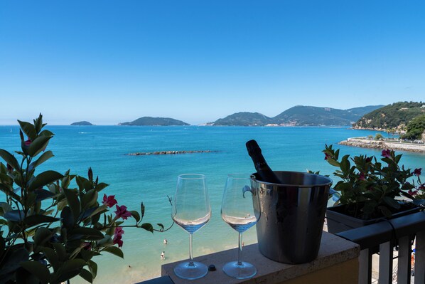 Quarto casal superior, 1 cama King, vista para o mar | Terraço/pátio