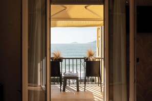 Habitación doble superior, 1 cama King size, vista al mar | Ropa de cama de alta calidad y minibar 