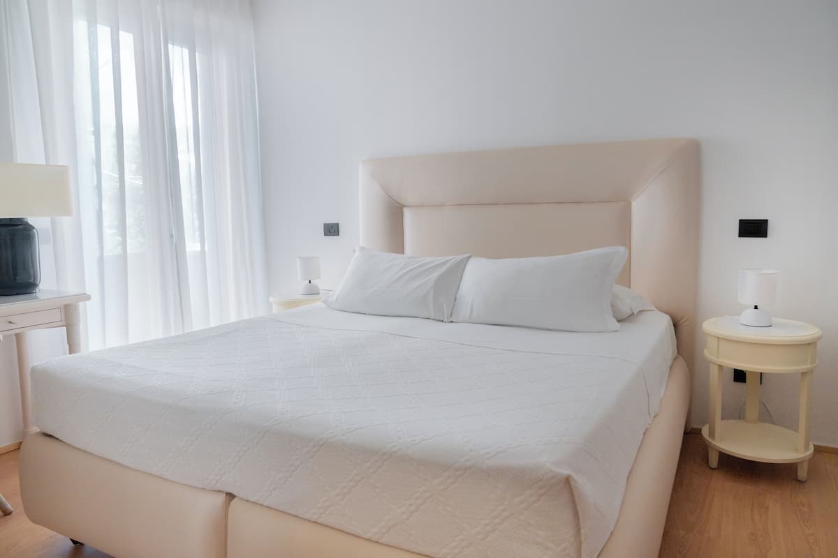 Driepersoonskamer | Luxe beddengoed, een minibar, een kluis op de kamer, een bureau
