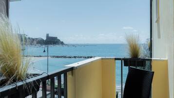 Superior-Doppelzimmer, 1 King-Bett, eingeschränkter Meerblick | Terrasse/Patio