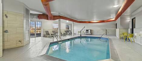 Indoor pool, sun loungers