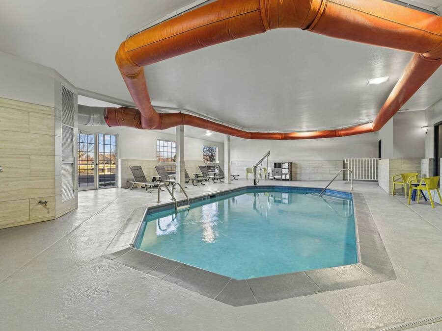 Indoor pool, pool loungers