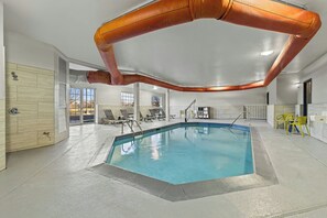 Piscine intérieure, chaises longues