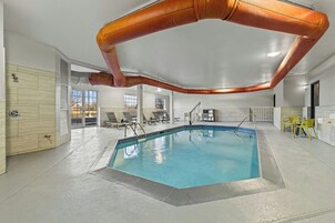 Indoor pool, sun loungers