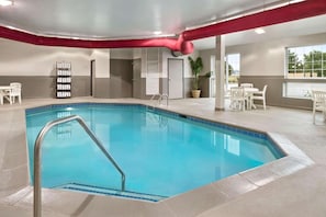 Piscine couverte, chaises longues