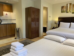 Kamar Quadruple Eksekutif | Brankas, tirai kedap cahaya, Wi-Fi gratis, dan seprai linen