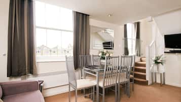 Apartamento familiar | Zona de estar | Una televisión de pantalla plana