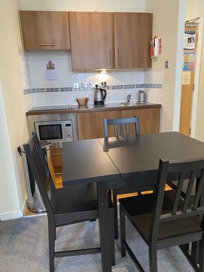 Studio Quad | In-room safe, blackout drapes, free WiFi, bed sheets