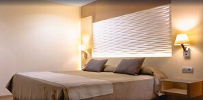 Suite (Master) | Minibar, caja de seguridad en la habitación y escritorio 