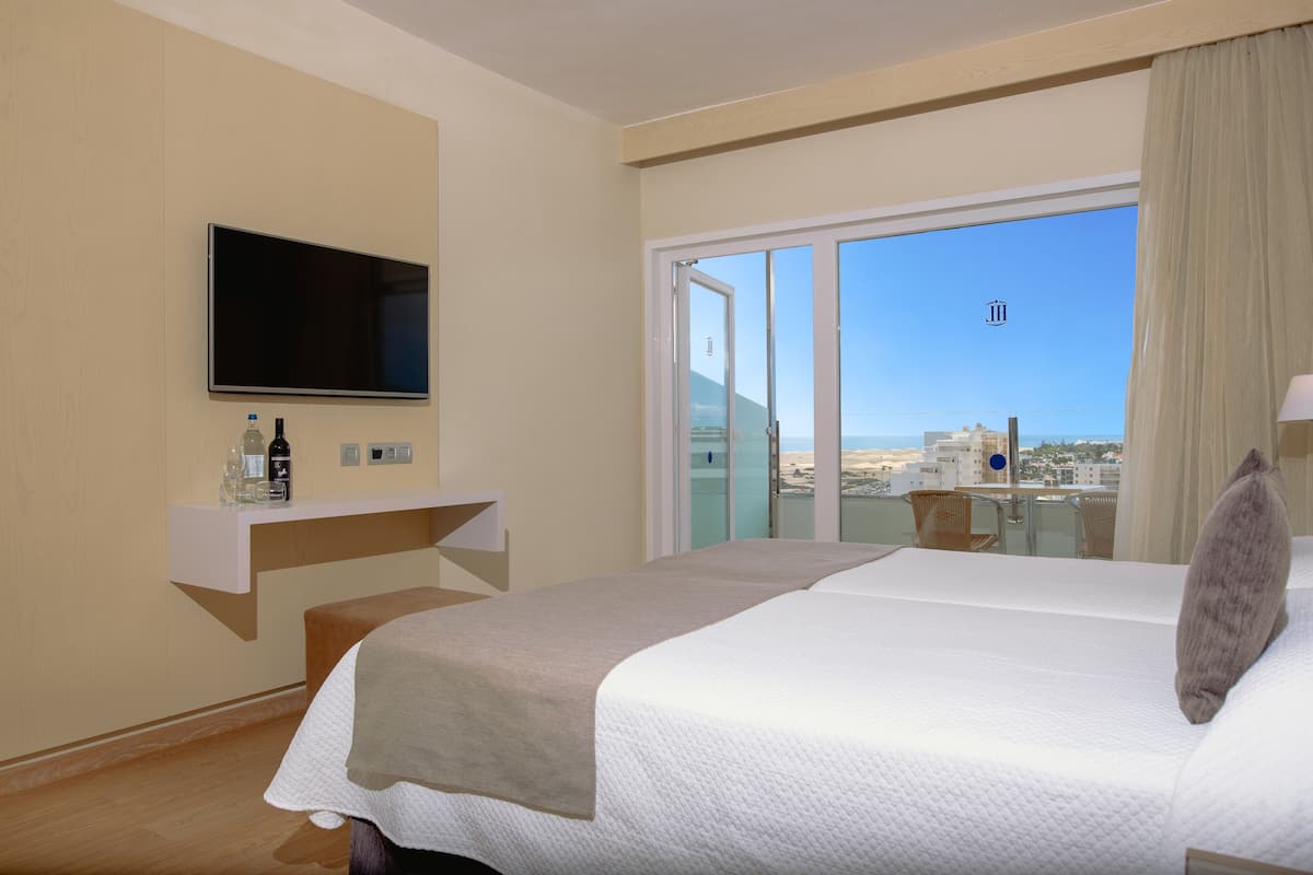 Zweibettzimmer, Meerblick | Minibar, Zimmersafe, Schreibtisch, schallisolierte Zimmer