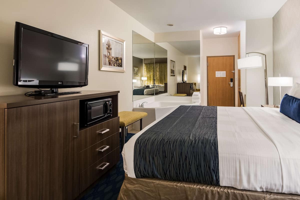 Suite, 1 Tempat Tidur King, Bebas Asap Rokok, jet tub | Brankas, meja kerja, tirai kedap cahaya, dan setrika/meja setrika