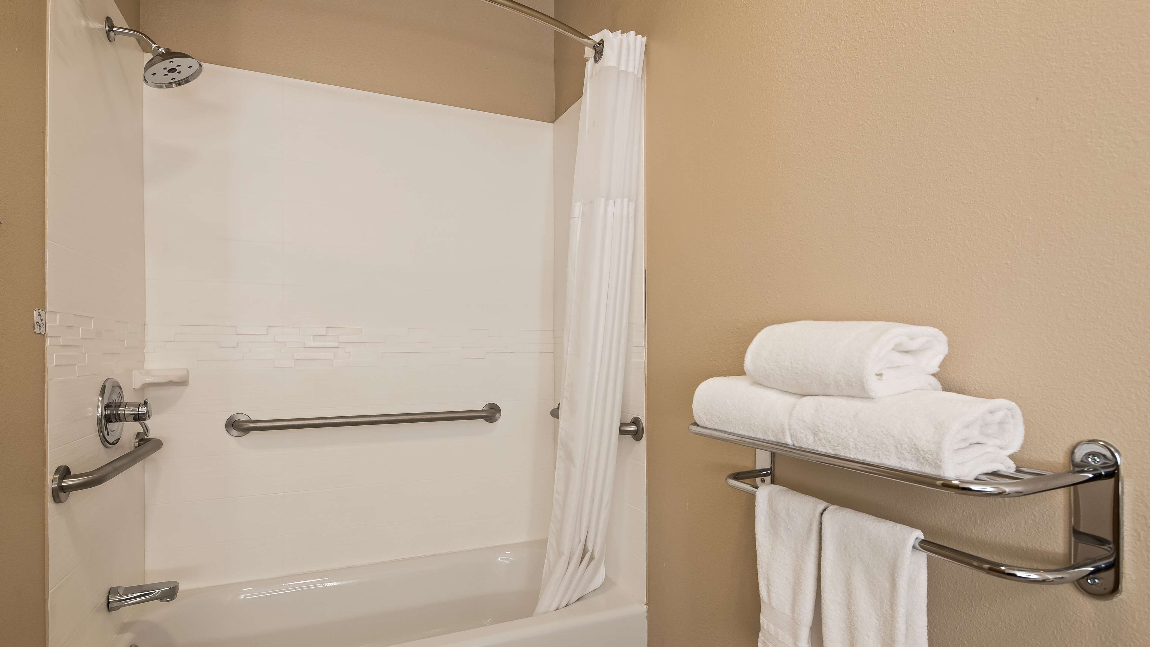 standard room, 1 king bed, accessible, bathtub | bathroom | combined shower/bathtub, free toiletries, hair dryer, towels
