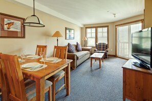 公寓客房, 1 間臥室 (Upper Village) | 起居區 | 電視、壁爐、 DVD 播放機