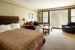 開放式客房 (Upper Village) | 起居區 | 電視、壁爐、 DVD 播放機