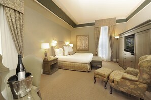 Premium Suite, 1 King Bed with Sofa bed | Egyptian cotton sheets, premium bedding, down comforters, pillowtop beds