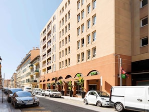 المنشأة من الخارج
