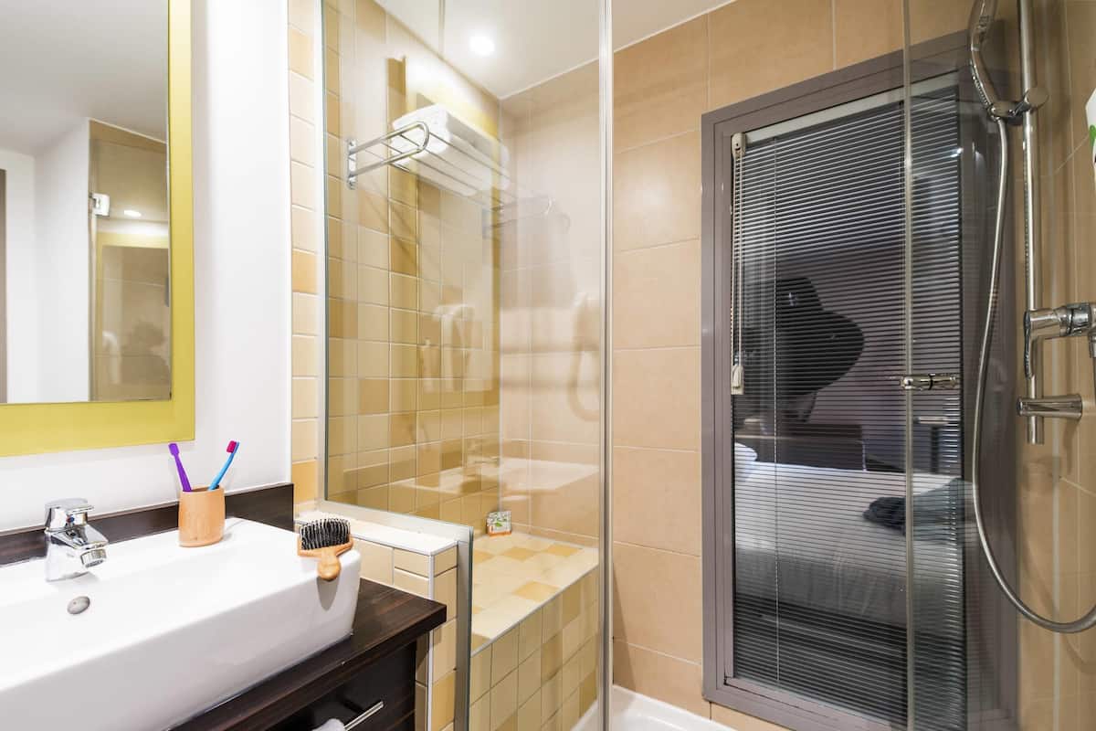 Caja de seguridad en la habitación y escritorio